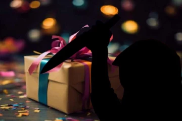 திருமண நாளன்று பரிசு தராத கணவன் : மனைவி கொலைவெறி தாக்குதல்