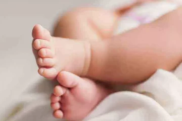 குடும்ப சுகாதார பணியாளர் வீட்டின் முன் கைவிடப்பட்ட பெண் சிசு