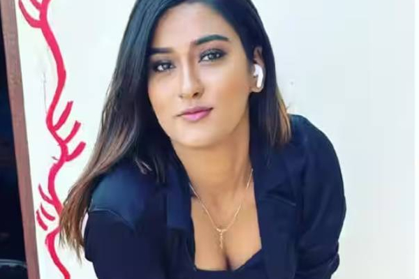 தூக்கிட்டு உயிரை மாய்த்த நடிகை: அவரின் உள்ளாடையில் இருந்த மர்மம் | Actress Akanksha Dubey Suicide Mystery Underwear
