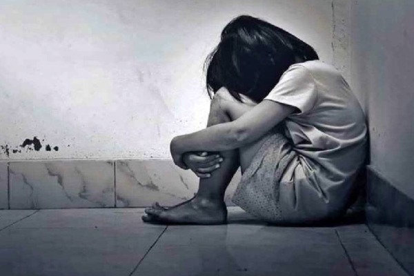 அம்பாறையில் சிறுமிக்கு நேர்ந்த கொடுமை! தந்தை உட்பட ஏழு பேர் கைது | 7 People Including Father Arrested Inflicted Girl