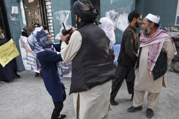 பள்ளி முன் திரண்ட ஆப்கன் பெண்கள்: துப்பாக்கிச் சூடு நடத்திய தாலிபான்கள்