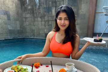 ஐஸ்வர்யா மேனன் நீச்சல் குளத்தில் ஹாட் உடையில் போட்டோஷூட்