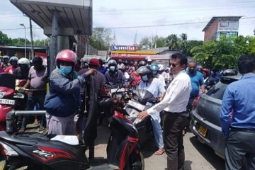 சீருடைக்கே அவமானம் - வைத்தியசாலை ஊழியரின் அநாகரிக செயற்பாடு அம்பலம்