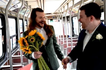 கனடாவில் வித்தியாசமான இடத்தில் திருமண பந்தத்தில் இணைந்த ஆண் ஜோடி