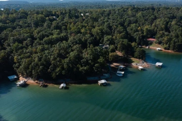 ஏரியில் குதித்த நபர் மின்சாரம் தாக்கி பலி: நீடிக்கும் மர்மம்