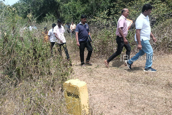 குருந்தூர் மலையில் தொல்பொருள் திணைக்கள அபகரிப்புகளை நேரில் சென்று பார்த்த அதிகாரிகள்! (படங்கள்) | Kurundur Malai Lands Release