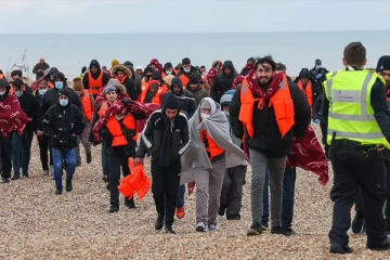 படகுகள் வாயிலாக பிரித்தானியாவுக்குள் நுழையும் புலம்பெயர்வோருக்கு என்ன நடக்கும் தெரியுமா?