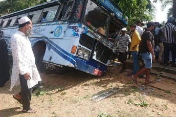 பயணிகள் பேருந்தொன்று கட்டுப்பாட்டையிழந்து வடிகானுக்குள் விழுந்து விபத்து (PHOTOS)