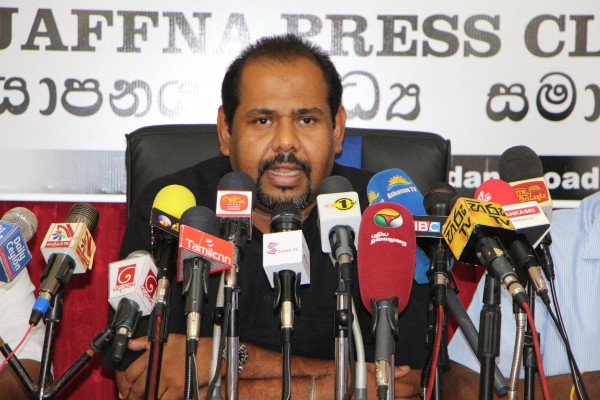 ஏதோ தவறு உள்ளது...! கஜேந்திரகுமாருக்கு வகுப்பெடுத்த சுரேஷ் பிரேமச்சந்திரன் | Suresh Premachandran Press Meet In Jaffna ஏதோ தவறு உள்ளது...! கஜேந்திரகுமாருக்கு வகுப்பெடுத்த சுரேஷ் பிரேமச்சந்திரன் | Suresh Premachandran Press Meet In Jaffna