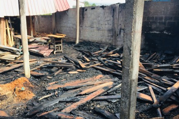 யாழில் மரக் காலை ஒன்றில் ஏற்பட்ட தீ பரவல் | Fire Spread In A Wooden Log In Jaffna