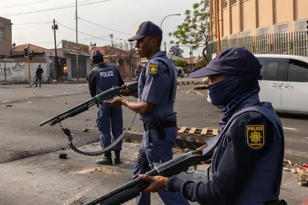 தென்னாபிரிக்க கேப் டவுனில் துப்பாக்கி சூடு - ஏழு பேர் பலி | Shooting In Cape Town South Africa Seven Killed