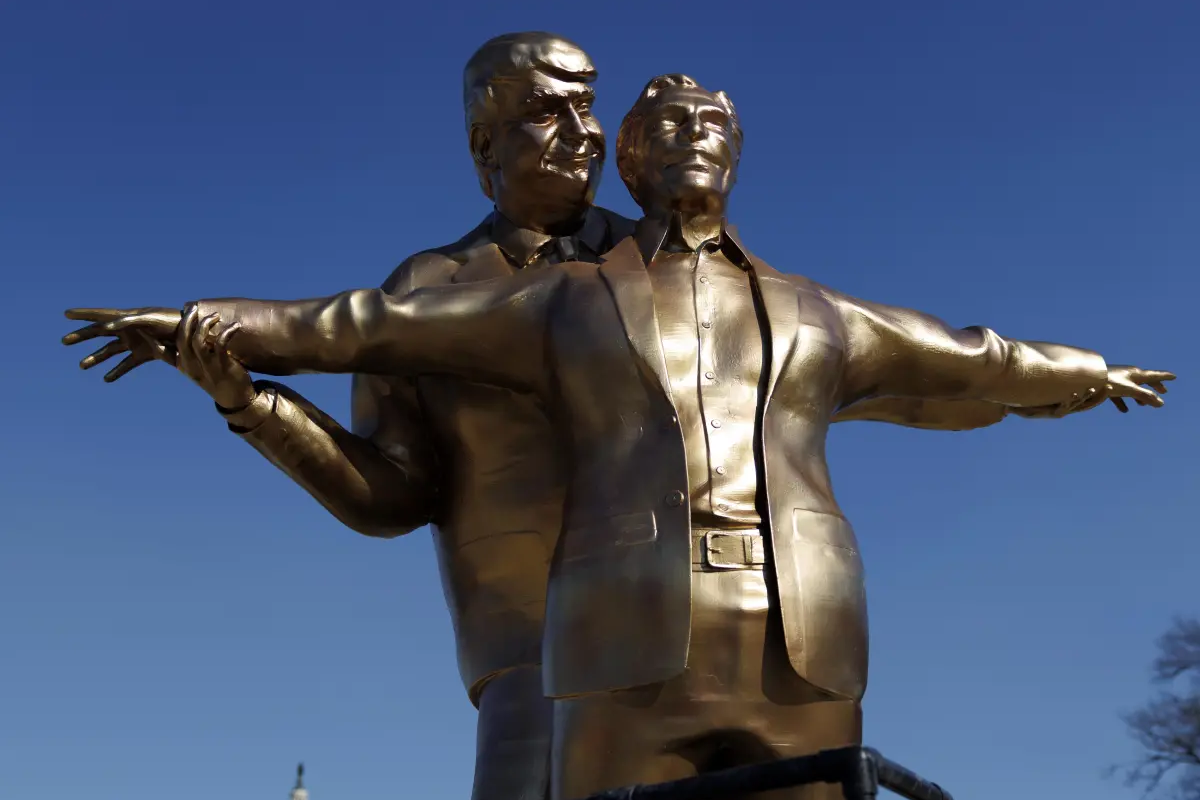 டைட்டானிக் பட போஸில் எப்ஸ்டீன் மற்றும் ட்ரம்ப் ; உலகளவில் வைரலாகும் சிலை | Epstein And Trump Statues On Titanic Movie Poster