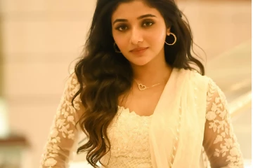 ஜெயிலர் நடிகை மிர்னா மேனன் சேலையில் அழகிய போட்டோஷூட்