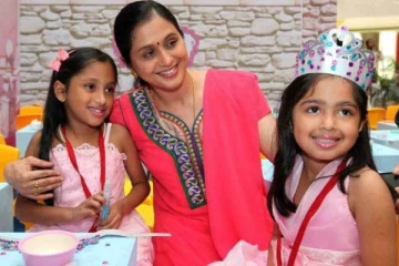 50 வயதாகியும் குறையாத தேவயானியின் அழகு: ஹீரோயினை மிஞ்சிய அழகில் மகள்கள்