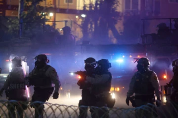 லொஸ் ஏஞ்சல்ஸில் உச்சம்பெறும் போராட்டம் ; கடற்படையினரை வெளியேற கோரிக்கை