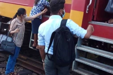 හදිසියේම කෝච්චියක් පීලි පනියි..