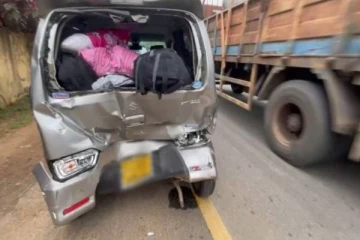 யாழில் நிறுத்தி வைக்கப்பட்டிருந்த கார் மீது கப் ரக வாகனம் மோதி விபத்து