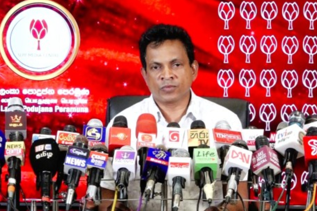 சிறிய கூடாரங்களுக்குள் கூட்டங்களை நடத்தும் நிலையில் அநுர அரசு : முன்னாள் அமைச்சர் குற்றச்சாட்டு | Anura Govt Holding Meetings Inside Small Tents