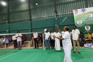 இறகுப்பந்து போட்டி - துவங்கி வைத்து உற்சாகமாக விளையாடிய அமைச்சர் கே.ஆர்.பெரிய கருப்பன்