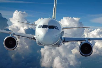 படிப்புக்காக வாரத்திற்கு 3,380 கிமீ தூரம் விமானத்தில் பயணம் செய்யும் மாணவி