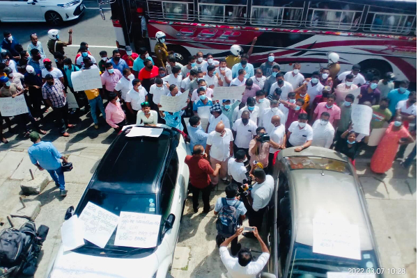 எதிர்க்கட்சி அலுவலகத்தின் மீது தாக்குதல்! ஆளும் கட்சியின் நாடாளுமன்ற உறுப்பினரின் அராஜகம் - ஐபிசி தமிழ்