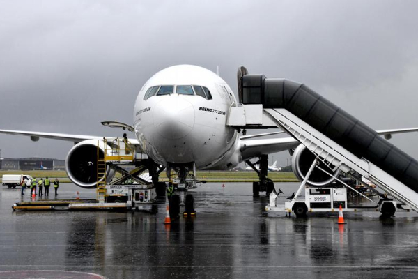 விமானத்திலேயே பரிதவிக்க விடப்பட்ட 150 பாலஸ்தீனர்கள்! வெளிநாடொன்றில் அவலம் | Palestinians Stranded On Plane In South Africa விமானத்திலேயே பரிதவிக்க விடப்பட்ட 150 பாலஸ்தீனர்கள்! வெளிநாடொன்றில் அவலம் | Palestinians Stranded On Plane In South Africa