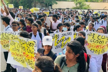 அரசாங்கத்திற்கு எதிராக கொழும்பில் பல்கலைக்கழக மாணவர்கள் ஆர்ப்பாட்டம் (Photos)