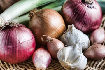 வெங்காயமும் பூண்டும் அதிகமாக சாப்பிடுவதால் இந்த ஆபத்துகள் ஏற்படுமாம்! உஷாரா இருங்க