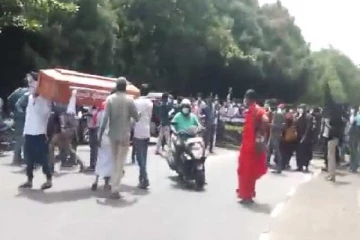 நாடாளுமன்ற நுழைவாயிலுக்கு அருகில் பதட்டம்
