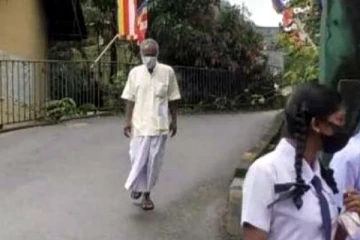 இலங்கையில் பரீட்சை எழுத வந்த 74 வயதான முதியவர்