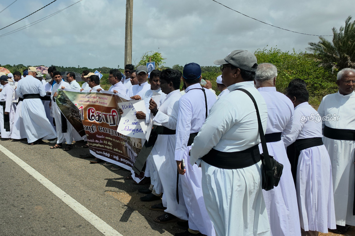 செம்மணி புதைகுழிக்கு சர்வதேச நீதி வேண்டும்..! அமைதி வழிப் போராட்டத்தில் குதித்த அருட்தந்தையர்கள் | Protest In Jaffna Demanding Justice In Chemmani