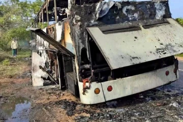 திருகோணமலையிலிருந்து வந்த சொகுசு பேருந்து தீக்கிரை