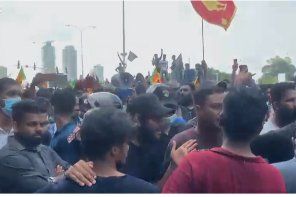 மீண்டும் வருவதாக எச்சரிக்கை! நாடாளுமன்ற முற்றுகை போராட்டத்தை இடைநிறுத்திய பல்கலைக்கழக மாணவர்கள் (Photos) | Protesters Near Diyatha Uyana Withdraw