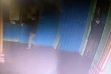 தமிழர் பகுதியில் ஆலயமொன்றில் இடம்பெற்ற திருட்டு!பொதுமக்களிடம் உதவி கோரும் பொலிஸார்(Video)