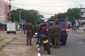 வவுனியாவில் மதுபானசாலைகளில் திரண்ட பெருமளவானோர் - சுகாதார பிரிவினரின் அதிரடி நடவடிக்கை