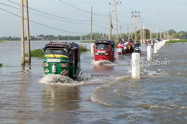 சீரற்ற காலநிலை:நாட்டில் பல பகுதிகள் பாதிப்பு (Photos) | Road Submerged Due To The Spread Of Flood Water