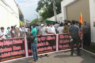 பிரியந்த குமார படுகொலை; கொழும்பில் உள்ள பாகிஸ்தான்  உயர்ஸ்தானிகராலயம் முற்றுகை!