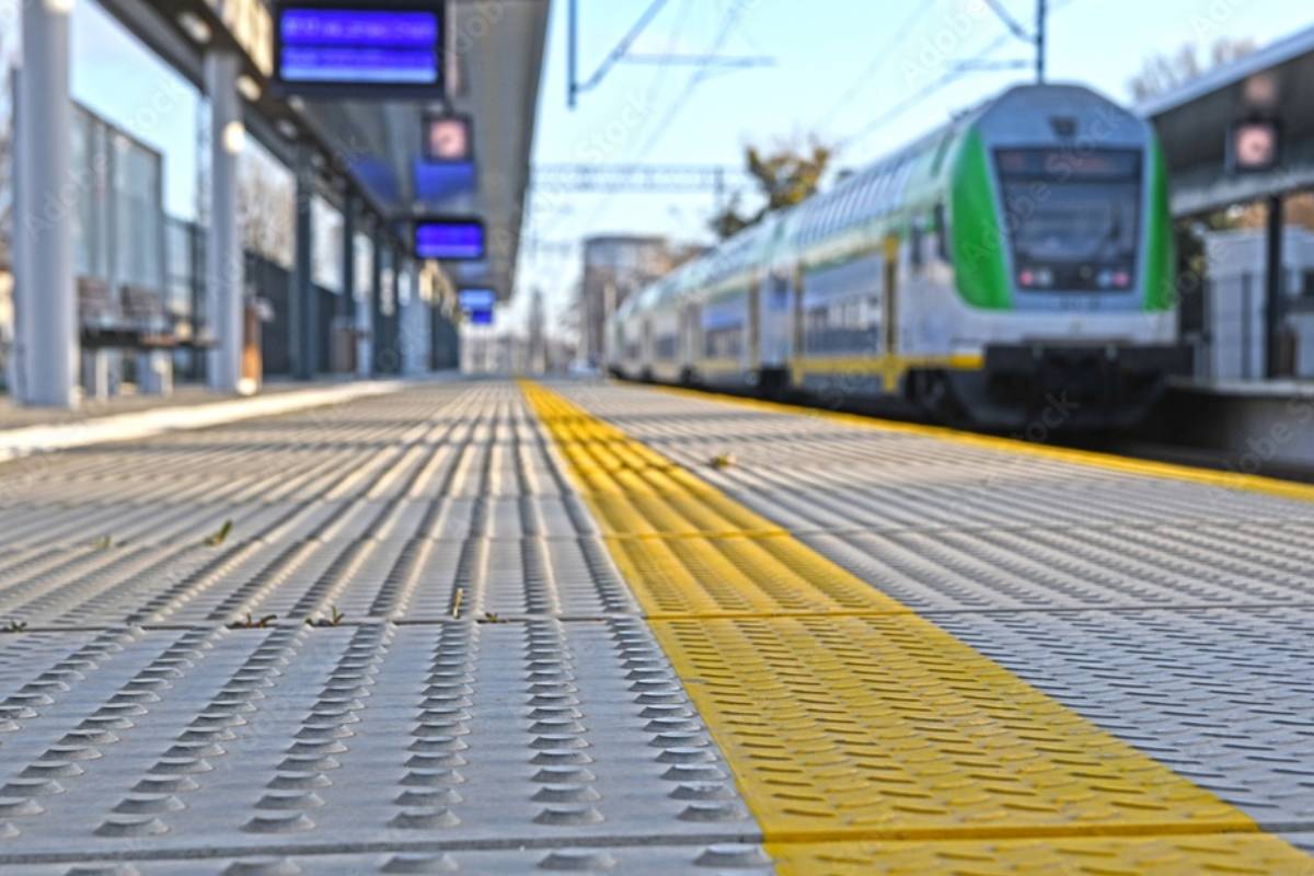 ரயில் நடைமேடைகளில் உள்ள மஞ்சள் கோடுகளுக்கான அர்த்தம் என்ன தெரியுமா? | Do You Know Why Yellow Lines On Railway Platforms
