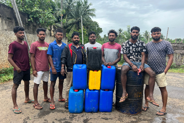 யாழ்ப்பாணம் - ஊரெழு கிராமத்தில் கசிப்பு குகை முற்றுகை | Liquor Cave Siege In Jaffna யாழ்ப்பாணம் - ஊரெழு கிராமத்தில் கசிப்பு குகை முற்றுகை | Liquor Cave Siege In Jaffna