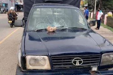 யாழில் கடற்படைக்கு சொந்தமான வாகனம் மீது கல்வீச்சு