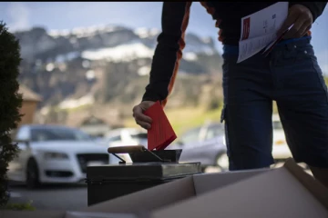 வெளிநாட்டவர்கள் சுவிஸ் உள் விவகாரங்களில் தலையிடுவதை சுவிஸ் மக்கள் விரும்புகிறார்களா?: ஆய்வு முடிவுகள்