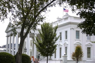 அமெரிக்காவில் வெள்ளை மாளிகை மீது கார் மோதி விபத்து