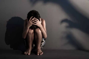 தாயின் காதலனால்   சீரழிக்கப்பட்ட சிறுமி! பொலிஸார் எடுத்த நடவடிக்கை