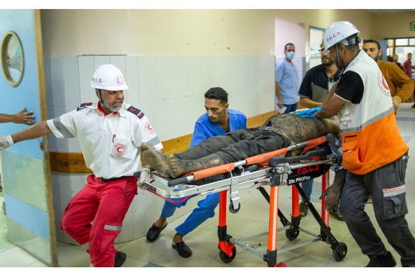 யாரை காப்பாற்றுவது? நெருக்கடியில் காசா மருத்துவர்கள்! | Who To Save Gaza Doctors In Crisis
