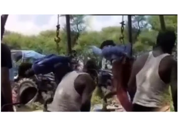 திருடியதாக கூறி ஒருவரை தலைகீழாக தொங்கவிட்டு அடித்தே கொன்ற கொடூரம் - அதிர்ச்சி சம்பவம்...!