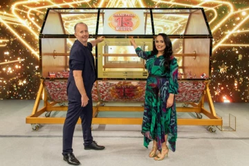 நண்பர்கள் இணைந்து வாங்கிய லொட்டரி: கூரையை பீய்த்து கொண்டு கொட்டிய பணமழை