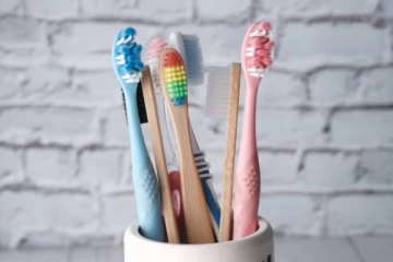 பல் துலக்கும் பிரஷை எத்தனை மாதங்களுக்கு ஒருமுறை மாற்ற வேண்டும் தெரியுமா?