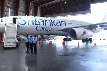 கட்டுநாயக்க விமான நிலையத்திற்கு வந்த விமானத்தில் சிக்கிய மர்ம பொதி