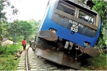 தன் மீது மோதிய காரை 200 மீட்டர் தூரத்திற்கு இழுத்து சென்ற புகையிரதம்
