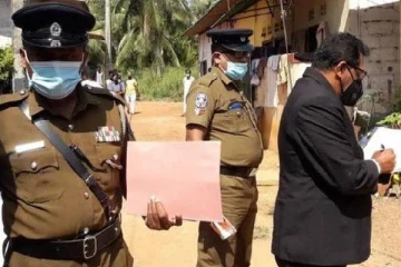 மனைவியின் கண் முன்னே கணவனை வெட்டி படுகொலை செய்த கும்பல்